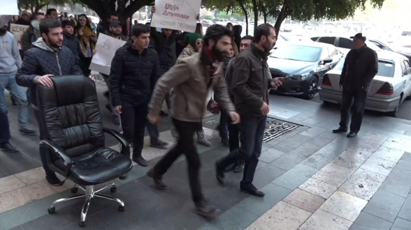 Требующие отставки Араика Арутюняна принесли к зданию Правительства кресло (видео)